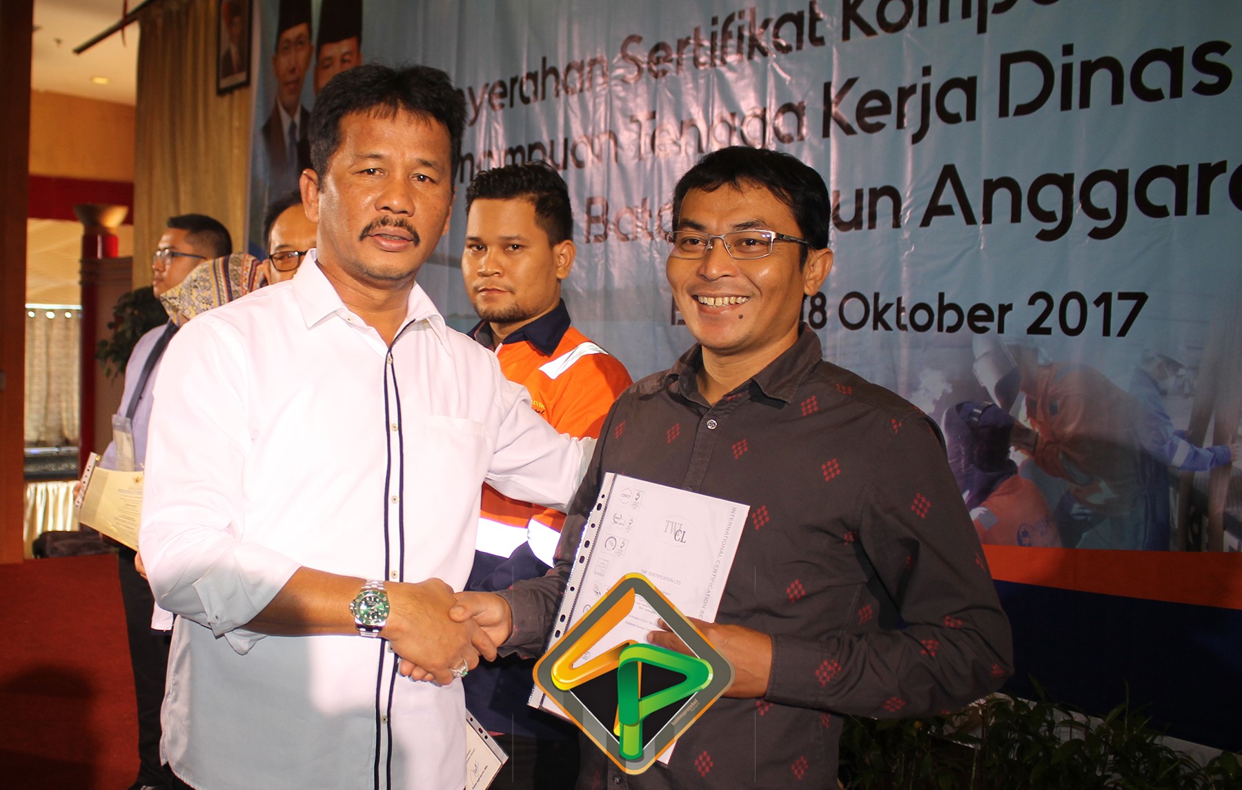 PENYERAHAN SERTIFIKAT PEKERJA (7)