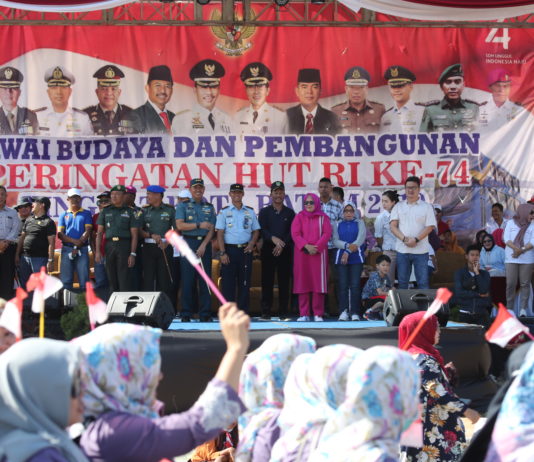 Warga Antusias Saksikan Pawai Pembangunan