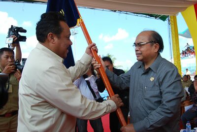 Mendiknas serahkan Pataka Wajar 9 Tahun ke Wako Batam f;der