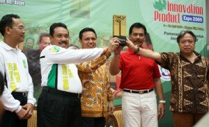 Wako Batam, Wawako, Ketua DPRD Batam dan Deputy Otorita Batam mengangkat Piala Adipura, img_02001