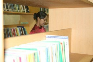 Salah seorang petugas sedang memeriksa buku di rak perpustakaan lt 7 ktr Wako BatamIMG_1300