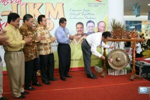 Wako Batam memukul Gong pertanda dibukanya acara Expo secara resmi f ;one IMG_5580