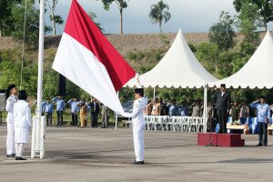 Penghormatan kepada bendera merah putih saat upacara kebangkitan Nasinal di temenggung Abdul Jamal Foto: Sofyan