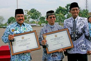 Wako Terima Penghargaan Peduli Pendidikan Dari Ketua PGRI-1.. Foto by: Irwansyah, P