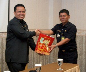 Wawako berjabat tangan dengan Camat Batam Kota