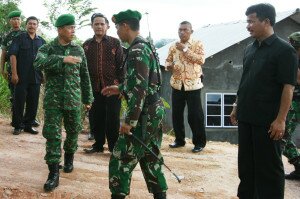 wawako dan Danrem turun ke lokasi tempat pelaksanaan TMMD Foto: Sofyan