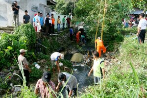 wawako menyaksikan pembersihan parit di sei binti Foto: Iwan