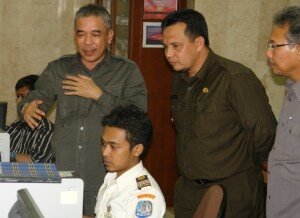 Wawako Ria Saptarika sedang Meninjau Sistem Aplikasi Pasport RI pada Dirjen Imigrasi Jakarta