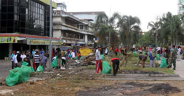 Pegawai Pemko Bersihkan Kawasan Jodoh Boulevard