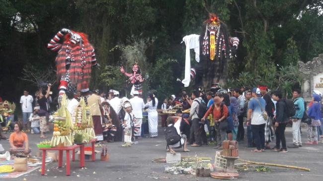 Empat Ogoh-ogoh Dibakar di Depan Pura Amerta Bhuana