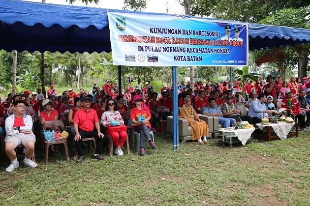 WN Singapura Wisata Seraya Bakti Sosial di Ngenang 