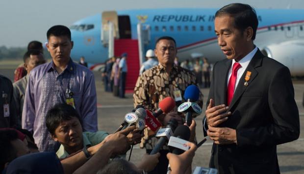 Presiden Jokowi Tinjau Pembangunan Waduk dan Bagikan Kartu di Galang