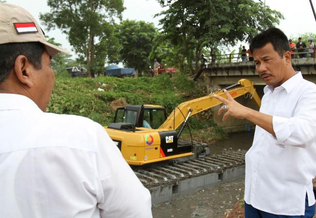 Ekskavator Amfibi Datang, Target Desember Banjir Tuntas