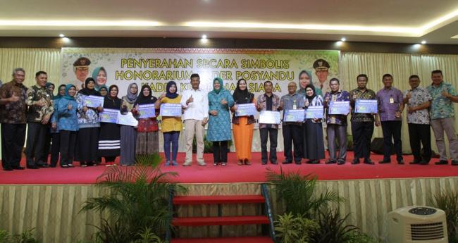 Walikota Batam Serahkan Honor Kader Posyandu