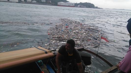 DLH dan Jupe Batam Bersihkan Sampah di Laut