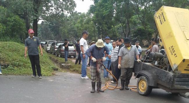 Atasi Banjir, Pemko Bongkar Jalan Masuk GOR Batuaji