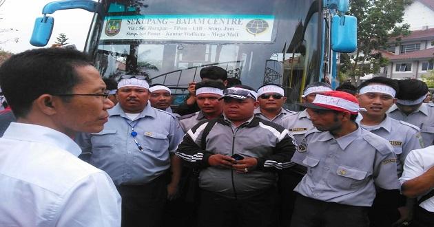 Bus Damri Lalui Jalur Rawan Disertai Petugas Keamanan