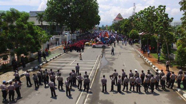 6aksi-buruh-peringati-may-day-di-engku-putri-senin-152017_20170501_115133.jpg