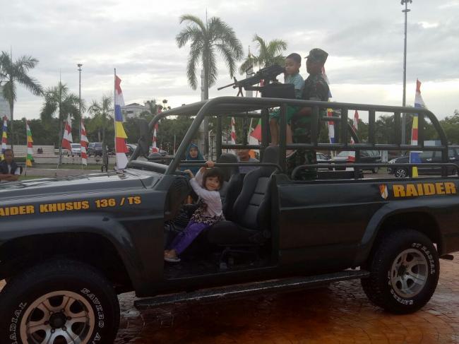 Anak-anak Sekolah Ramaikan Pameran Alutsista TNI