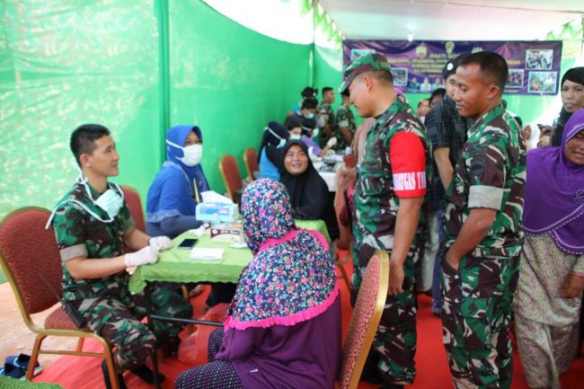 Dokter Militer dengan Ramah Obati Warga Pulau Galang